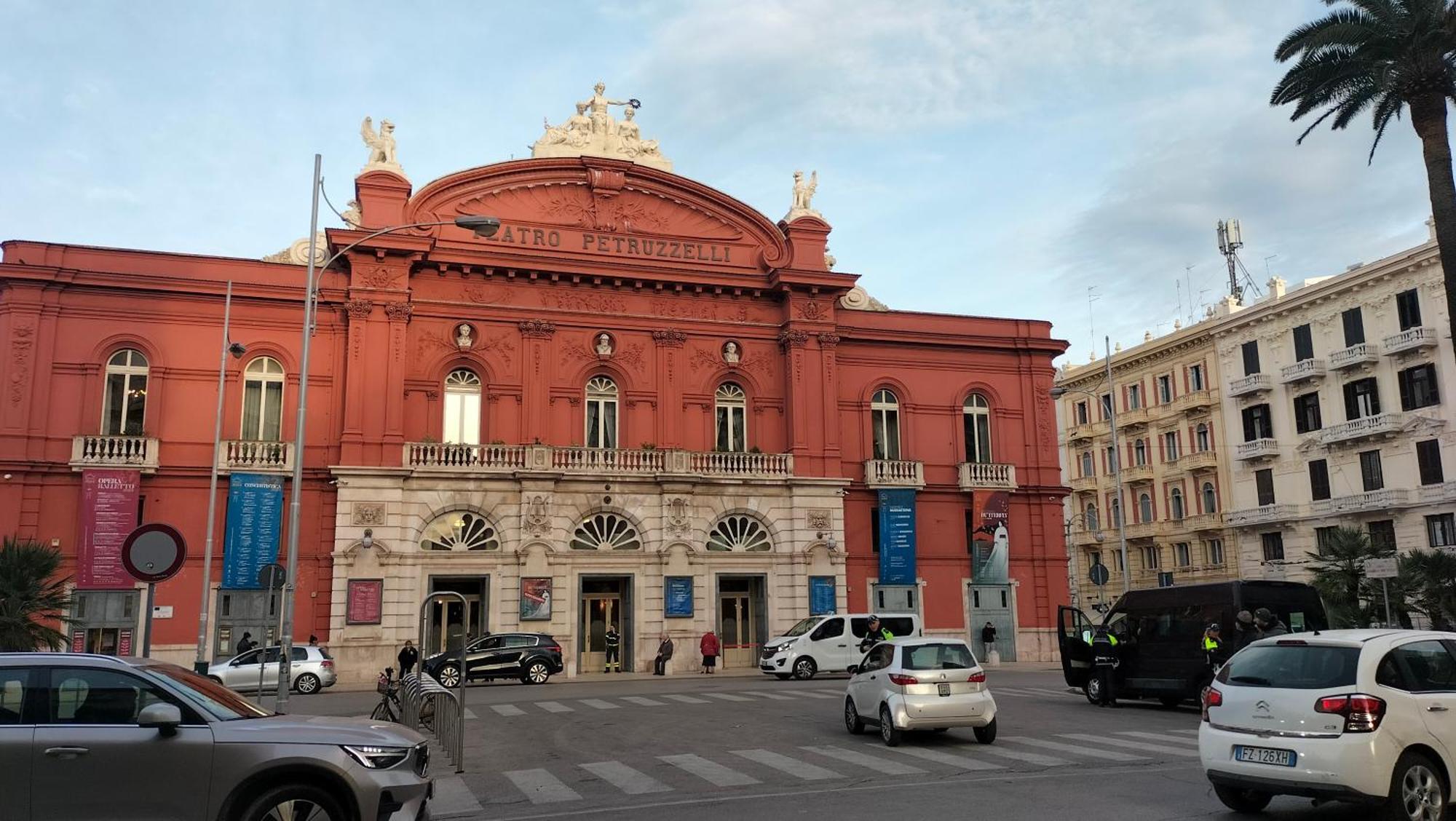 Al Teatro Rooms Барі Екстер'єр фото