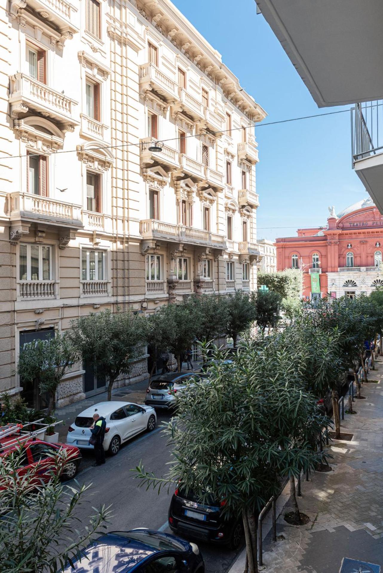 Al Teatro Rooms Барі Екстер'єр фото