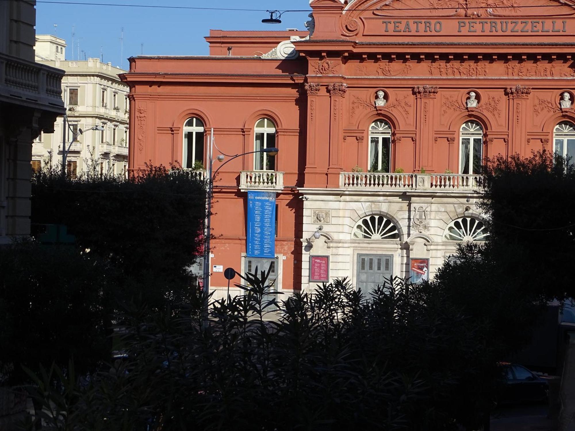 Al Teatro Rooms Барі Екстер'єр фото